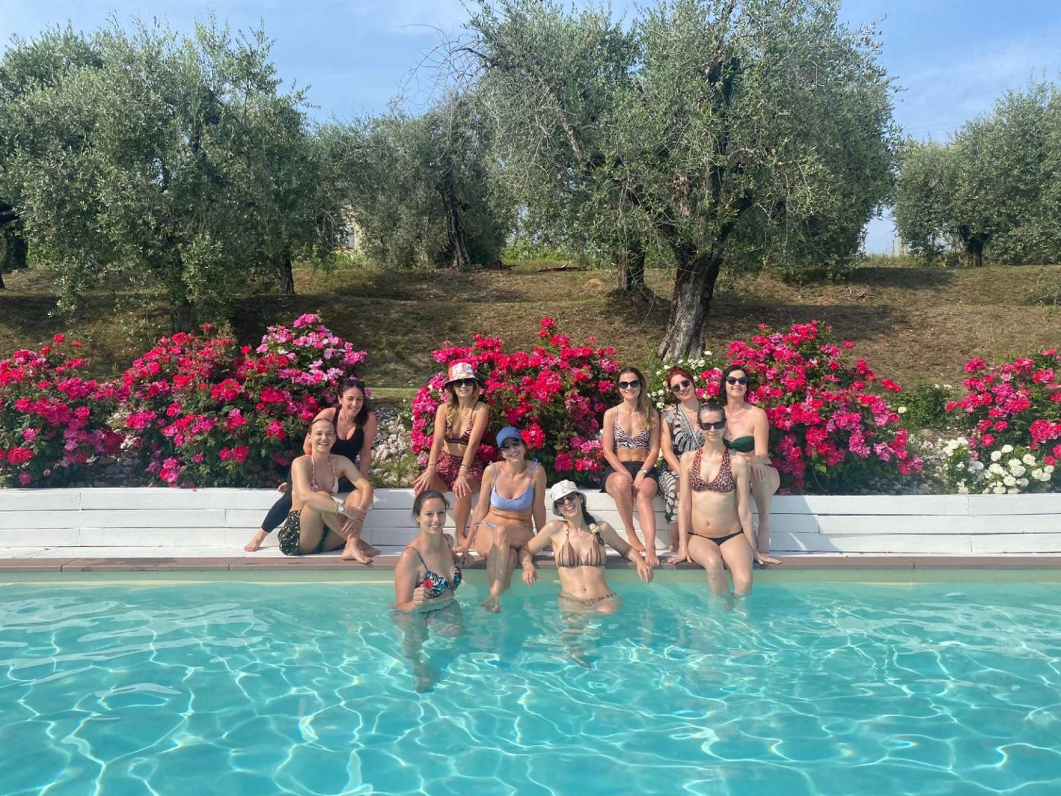 Foto di gruppo in piscina al ritiro di English Yoga